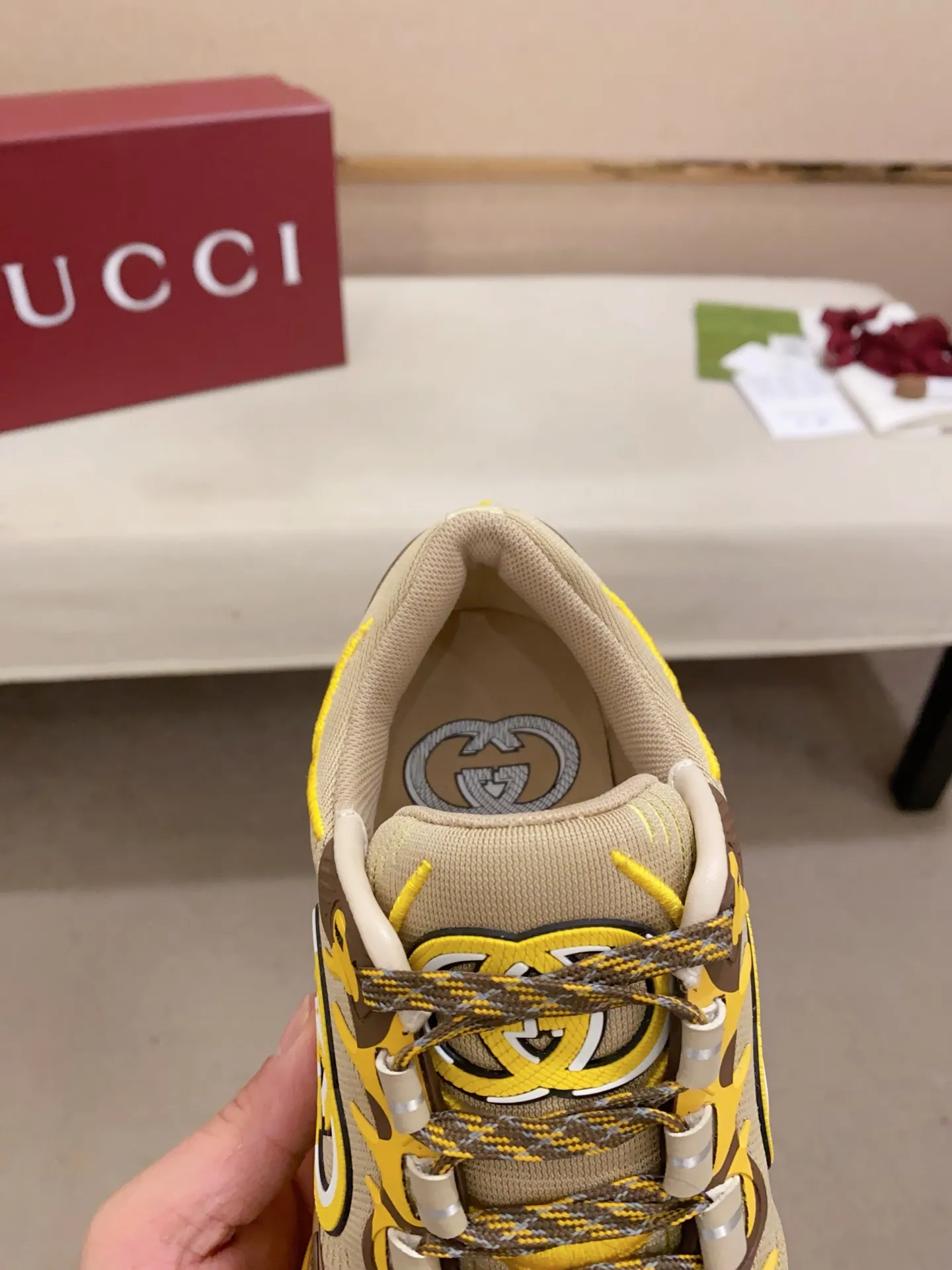 Men's shoes💰: 840💰High version of Gucci series couple's thick-soled sneakers! Gucci Gucci wave shoes Gucci's new designer has brought a new design, with a more comfortable foot feel and a new wave design. GUCCI's new Ripple wave shoes have an upper made of soft nappa leather and mesh. The foamed TPU midsole provides excellent comfort and feels like falling into the clouds. This new sports shoe adopts a thick-soled design, with a stitched leather upper and mesh, showing a full sense of technology. The two major brand logo details, the 3D-effect interlocking Double G leather patch and the Gucci letter metal hardware, inject a dazzling texture into the overall design. These shoes are crafted from silver metallic leather. Silver metallic leather, leather piping mesh details, Gucci lettering metal hardware, interlocking double G patch, lightweight rubber sole, top stitching and comes with a pair of shoelaces. Size: Women's 35-40 (can be customized to 34.41).        Male 39-44 (38.45 can be customized).
